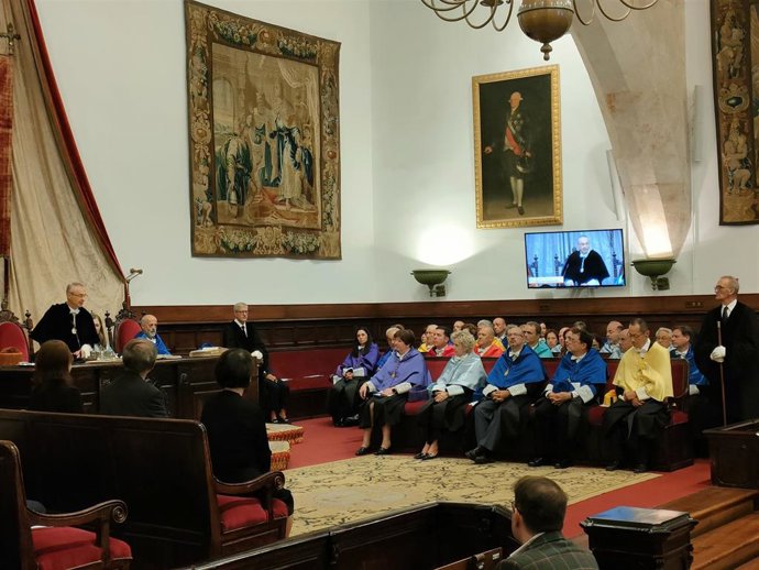 Acto de investidura como doctor honoris causa por la USAL de Yamanaka en el Paraninfo