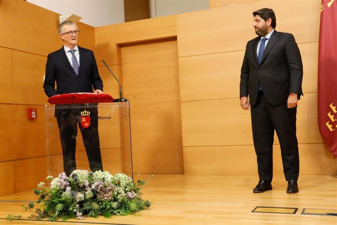 El consejero de Salud, Juan José Pedreño, toma posesión de su cargo junto al presidente de la Región de Murcia, Fernando López Miras