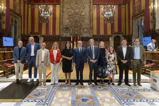 El alcalde de Barcelona, Jaume Collboni, con otras autoridades europeas