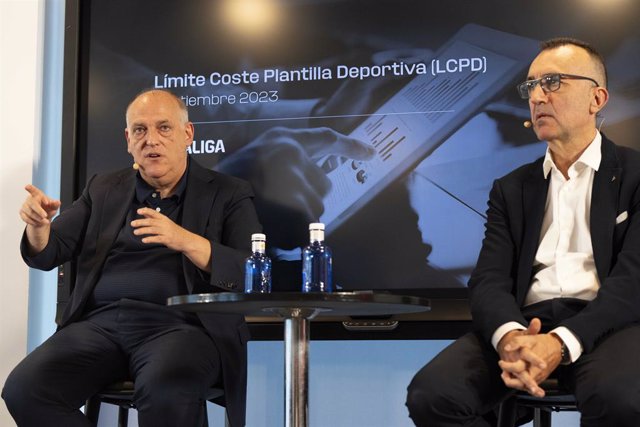 El presidente de LaLiga, Javier Tebas, y el director general corporativo de la entidad, Javier Gómez.