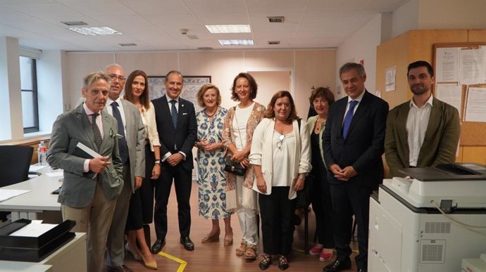 El decano del Ilustre Colegio de la Abogacía de Madrid, Eugenio Ribón, visita el Servicio de Orientación Jurídica Social