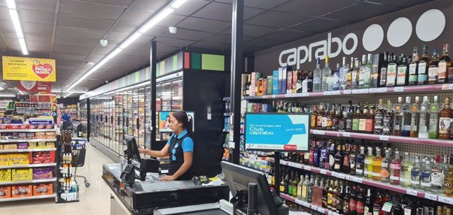 Archivo - Un supermercat de Caprabo