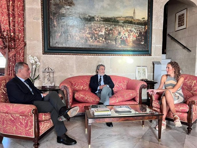 Reunión del alcalde de Sevilla, José Luis Sanz, a la izquierda, con el decano de Bellas Artes, Daniel Bilbao.