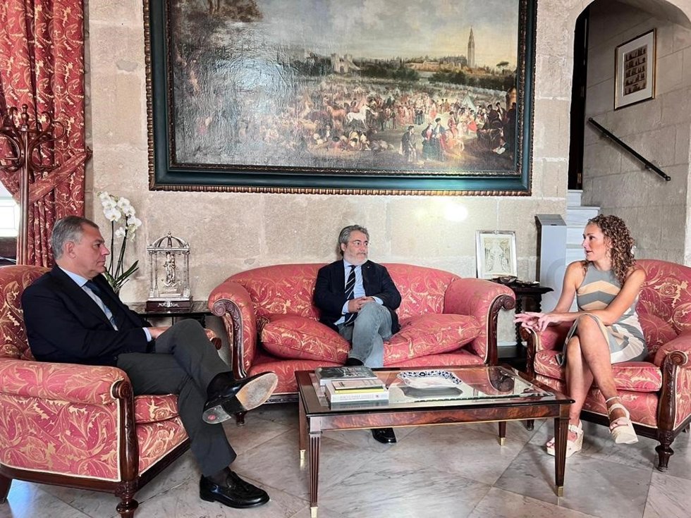 Reunión del alcalde de Sevilla, José Luis Sanz, a la izquierda, con el decano de Bellas Artes, Daniel Bilbao.