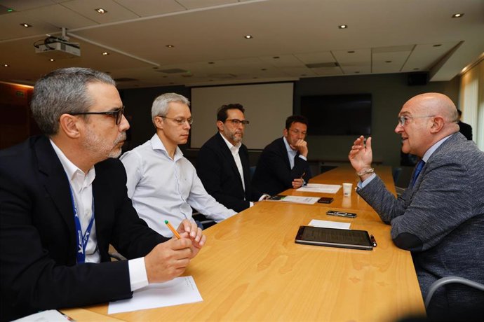 El alcalde, a la derecha, en su reunión con responsables de Michelin.