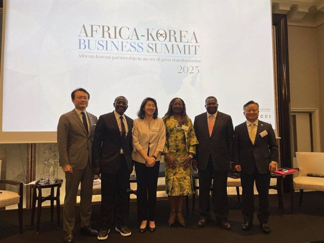 Panelists takes picture at the Africa-Korea Business Summit held at the feninsula hotel in paris, From the left Yu Jeong-joon Vice Chairman of SK Group, Ide John Chinyelu, Council Member of ICC World Cambers Federation, Sohn Jie-ae Ambassador for Cultural
