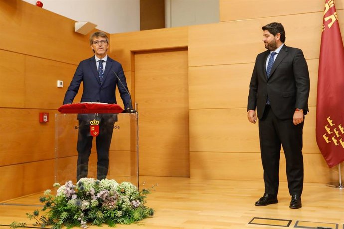 El consejero de Economía, Hacienda y Empresa, Luis Alberto Marín, toma posesión de su cargo junto al presidente de la Región de Murcia, Fernando López Miras