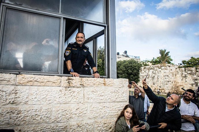 Archivo - Un agente de la Policía de Israel en Jerusalén.