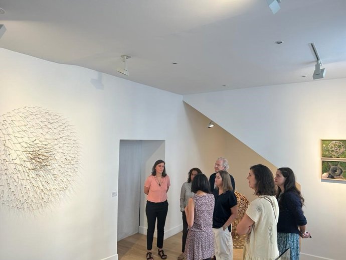 La delegada de Cultura, Turismo y Deporte, Marta Rivera de la Cruz, visita la Galería Lucía Mendoza