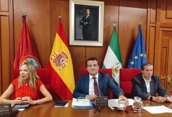 El alcalde de Córdoba, José María Bellido (centro), en la Presidencia del Pleno.
