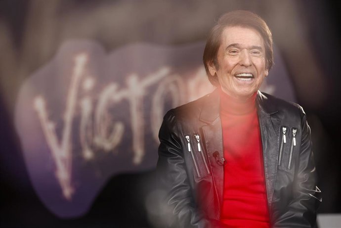 Archivo - El cantante Raphael presentará su último disco titulado Victoria' en la Plaza de Toros de La Maestranza de Sevilla.