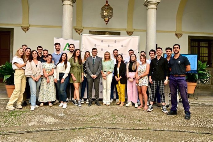 Rueda de prensa de Ayuntamiento de Granada y la Delegación de Empleo de la Junta en la provincia con jóvenes desempleados