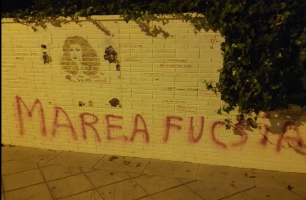 Imagen de la fachada de la casa de Rocío Jurado en Chipiona con la pintada.