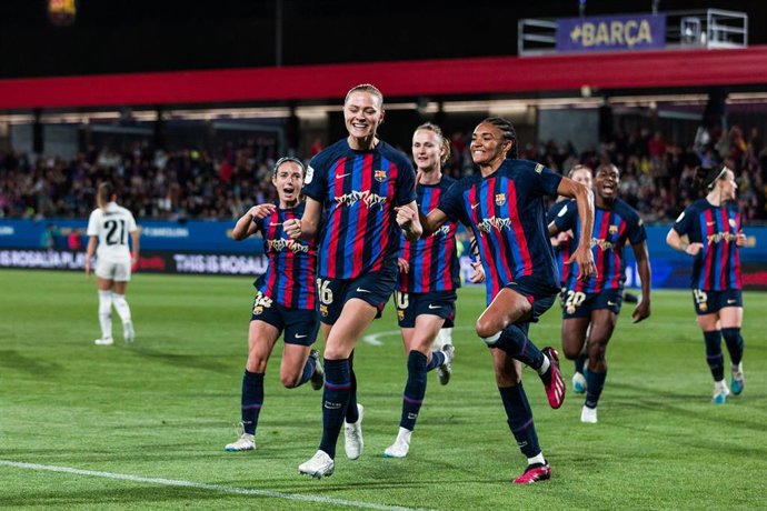 Archivo - Las jugadoras del FC Barcelona celebran un gol en la Liga F 22-23