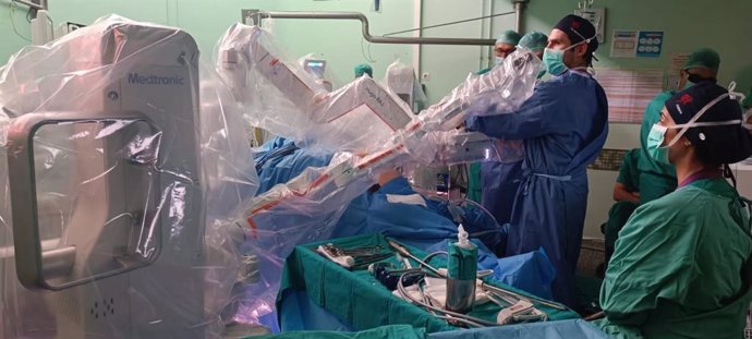 El Hospital General de Elche, pionero en una intervención con cirugía asistida con un robot de última generación