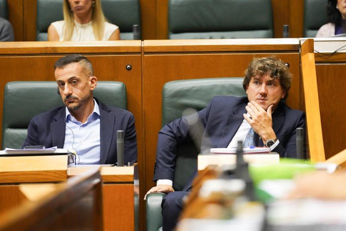 El secretario general del PSE-EE, Eneko Andueza (d), durante el último pleno de Política General de la Legislatura del Gobierno vasco, en el Parlamento vasco, a 14 de septiembre de 2023, en Vitoria-Gasteiz, Álava