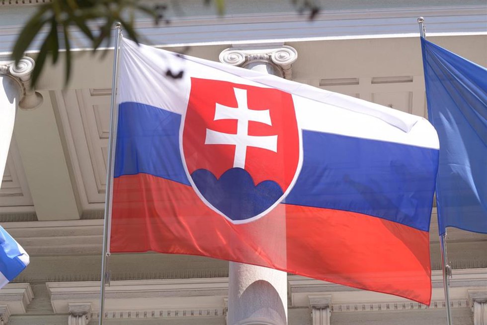 Archivo - Imagen de archivo de una bandera de Eslovaquia.