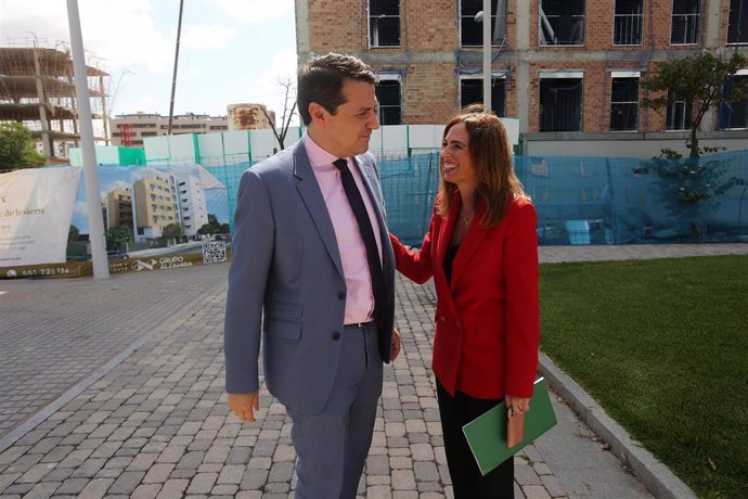 Archivo - Rocío Díaz, habla con el alcalde de Córdoba, José María Bellido, en una reciente visita a la ciudad.