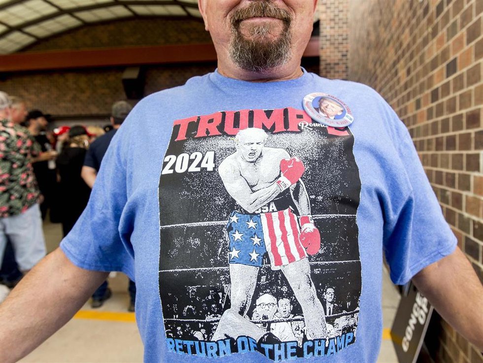 Simpatizantes de Donald Trump se reúnen para asistir a un mitin