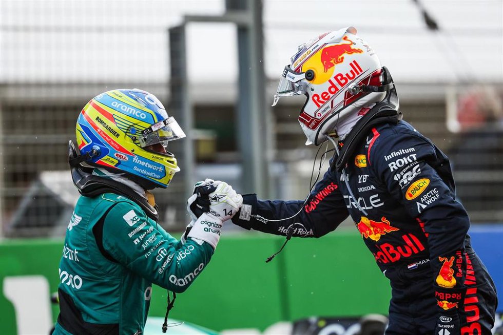 El español Fernando Alonso (Aston Martin) y el neerlandés Max Verstappen (Red Bull) se saludan en el GP de Países Bajos.