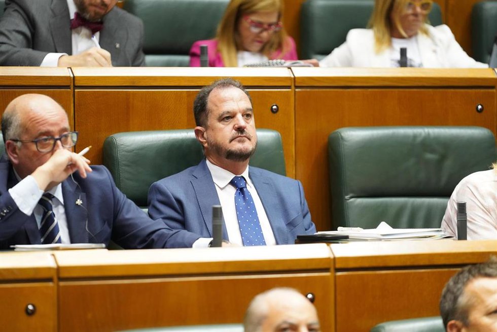 El presidente del PP vasco, Carlos Iturgaiz (c), durante el último pleno de Política General de la Legislatura del Gobierno vasco, en el Parlamento vasco,