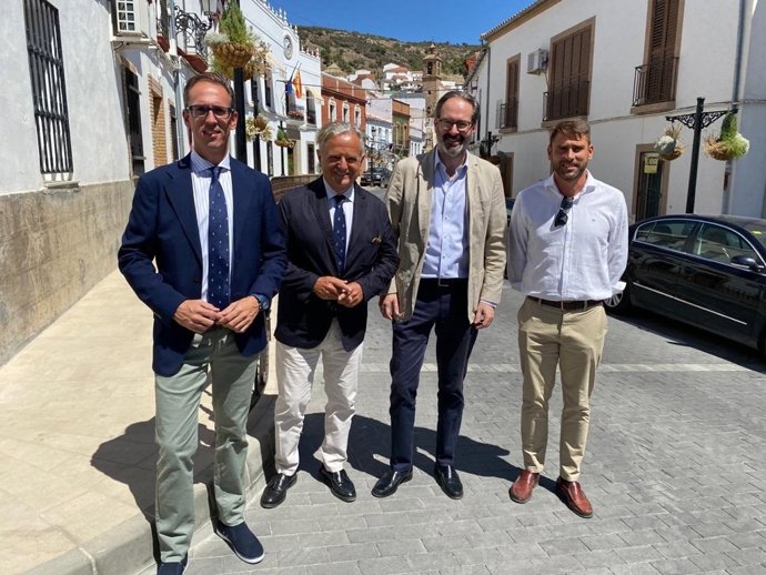 El presidente de la Diputación de Córdoba, Salvador Fuentes (segundo por la izda.), y el delegado del Gobierno andaluz, Adolfo Molina (tercero), con los presidentes de las mancomunidades.