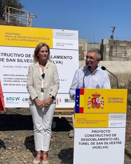 El secretario de Estado de Medio Ambiente, Hugo Morán, en la zona del Túnel de San Silvestre (Huelva), junto a la subdelegada del Gobierno en Huelva, Manuel Parralo.
