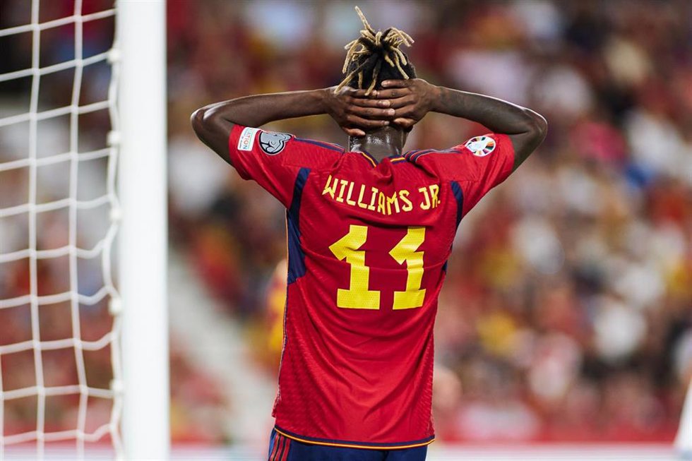 Nico Williams en un partido con la selección española.