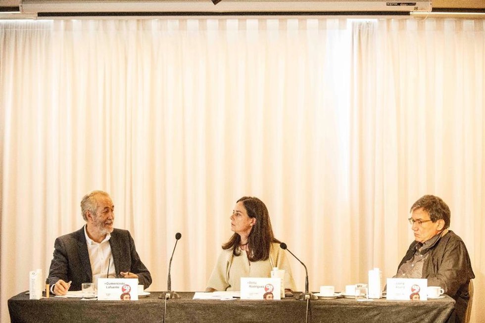 El periodista Gumersindo Lafuente, la subdirectora de 'La Vanguardia', Delia Rodríguez, y el director de la Fundación Gabo, Jaime Abello, en un seminario organización por la Fundación Gabo en Santiago de Compostela.