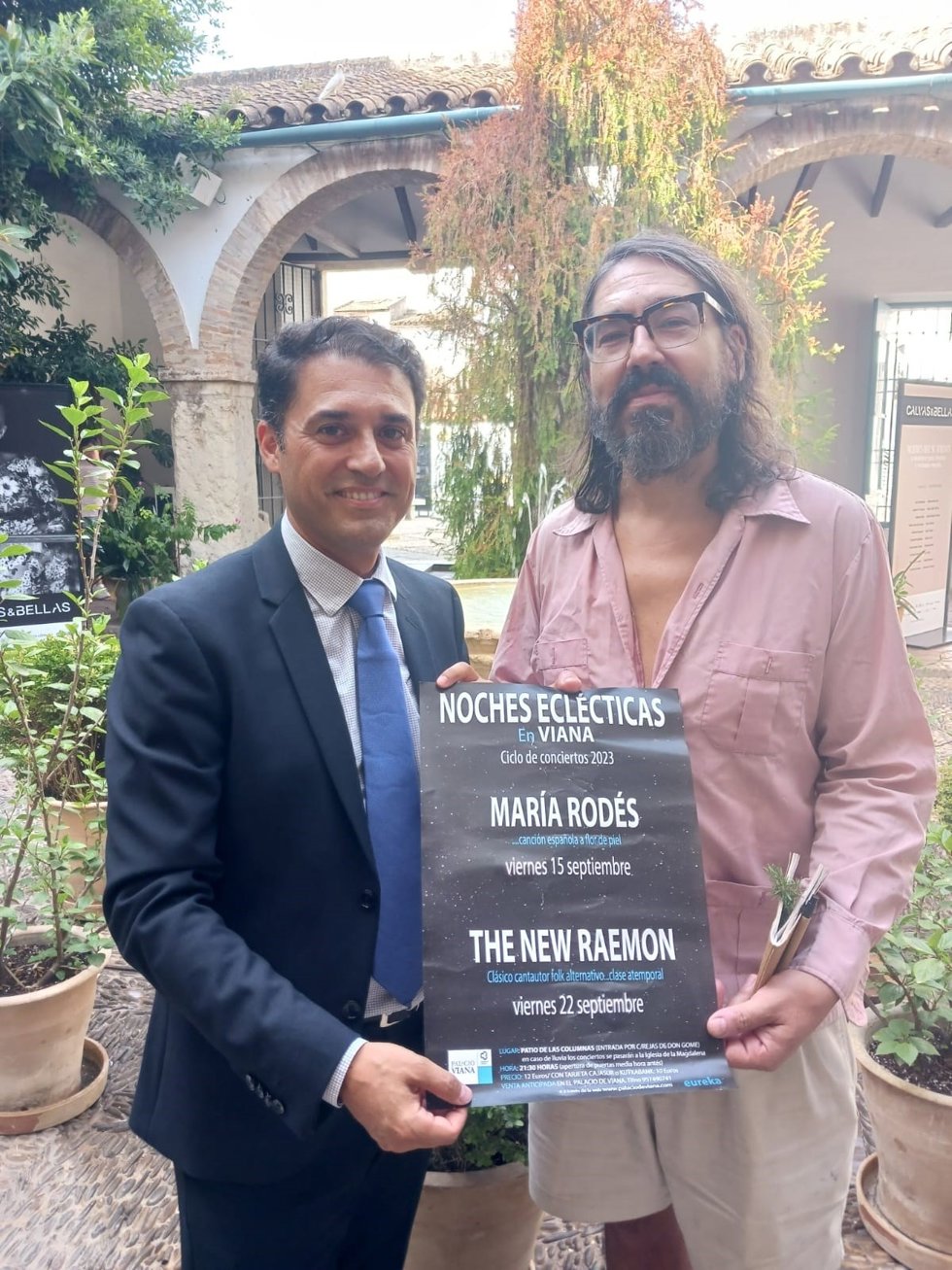 El director de la Fundación Cajasur, Leopoldo Izquierdo, y el productor Fernando Vacas, muestran en el Palacio de Viana el cartel de los conciertos del ciclo 'Noches Eclécticas'.