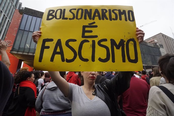 Archivo - January 9, 2023, SA?Lo Paulo, SA?Lo Paulo, Brazil: SA?Lo Paulo Brazil 9 de janeiro de 2023: Members of social movements gather at Avenida Paulista in defense of democracy in Sao Paulo, Brazil, on January 9, 2023, a day after supporters of B