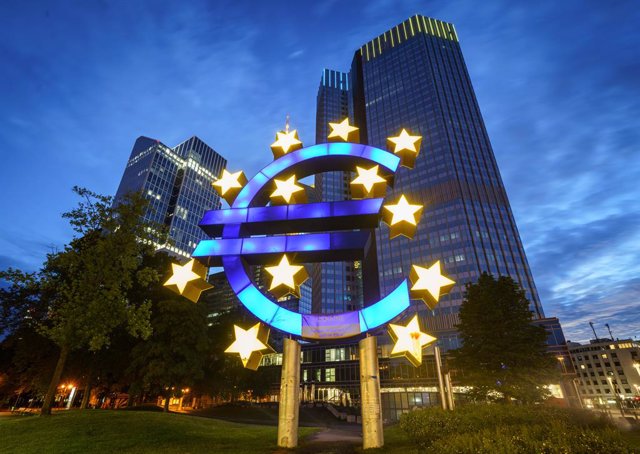 Archivo - 13 July 2022, Hessen, Frankfurt_Main: The large euro symbol in front of the former headquarters of the European Central Bank (ECB) glows in the early morning. The value of the euro currency has fallen to reach parity with the US dollar for the f