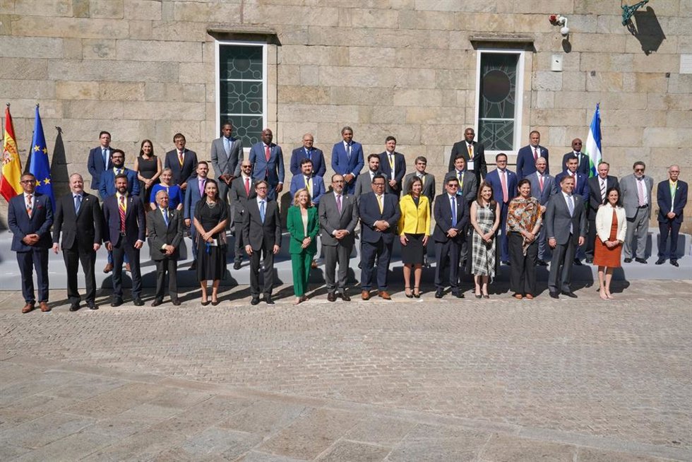 Foto de familia de los asistentes al acto de firma de suscripción de acciones de ampliación de capital del Banco de Desarrollo de América Latina y el Caribe (CAF), en el Monasterio San Francisco Hotel Monumento, a 14 de septiembre de 2023, en Santiago d