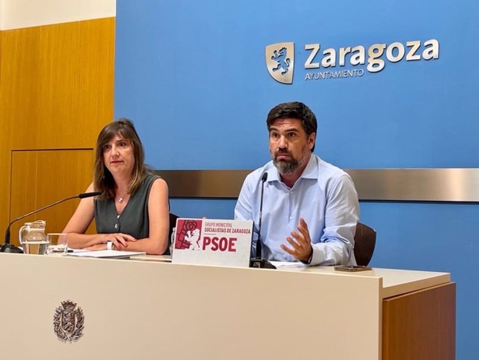 El concejal del grupo municipal del PSOE en el Ayuntamiento de Zaragoza, Horacio Royo, con la portavoz, Lola Ranera