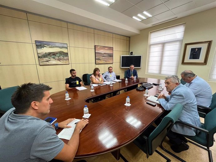 El consejero de Agricultura, Ganadería y Alimentación, Ángel Samper, se ha reunido con el presidente de la DPT, Joaquín Juste, y la alcaldesa de Mazaleón, Rosa Orona.