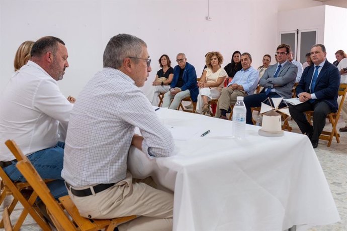 El presidente de la Diputación, David Toscano, asiste a la reunión con el secretario de Estado de Medio Ambiente, Hugo Morán.