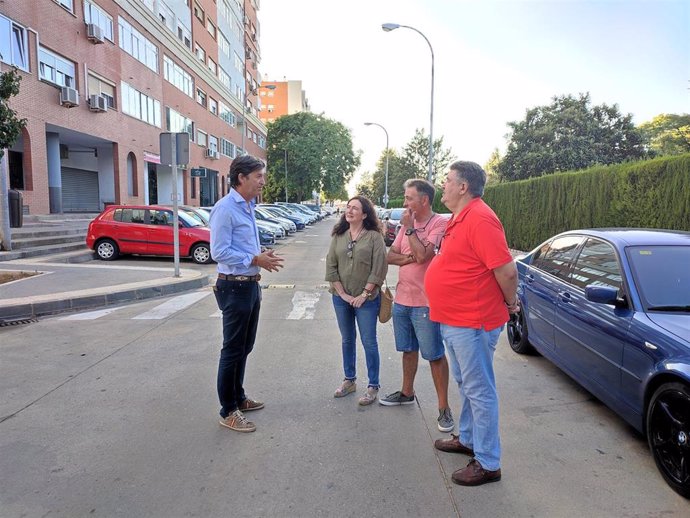 El portavoz de Vox, Wenceslao Font, junto a los vecinos de Costa de la Luz de Huelva.