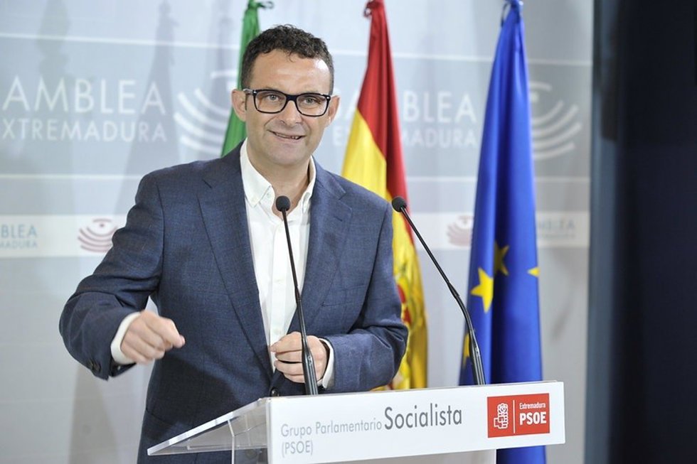 Archivo - Imagen de archivo del secretario general del Grupo Socialista en la Asamblea de Extremadura, Jorge Amado, en una rueda de prensa