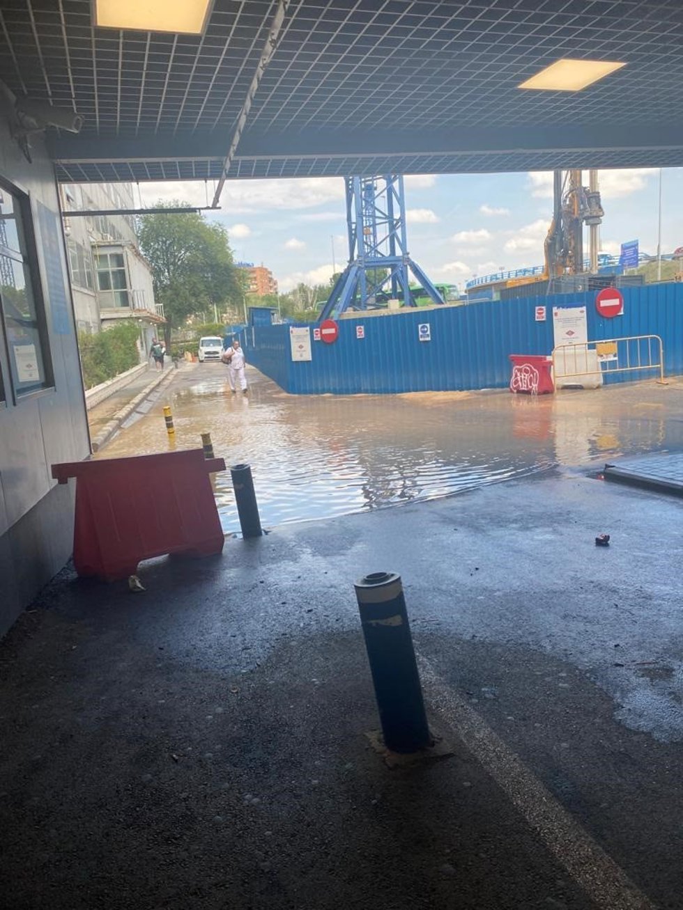 Zona del Hospital de La Paz inundada tras la rotura de una tubería