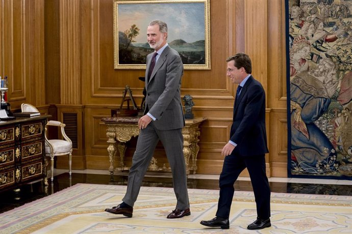 El Rey Felipe VI recibe en audiencia al alcalde de Madrid, José Luis Martínez-Almeida, en el Palacio de la Zarzuela