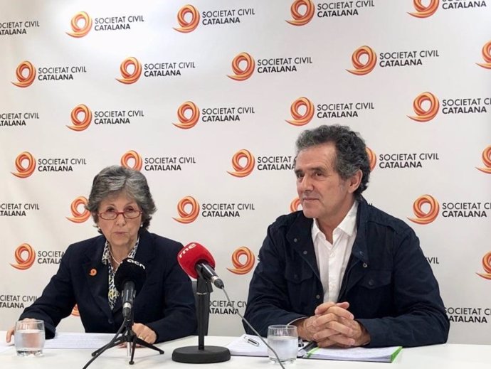 La presidenta de Societat Civil Catalana (SCC), Elda Mata, i el vicepresident, Álex Ramos, en roda de premsa a Barcelona (Catalunya, Espanya) el 12 de setembre de 2023