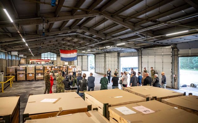 Almacén con cajas cargadas de equipamiento militar femenino enviado a Ucrania por parte de Países Bajos