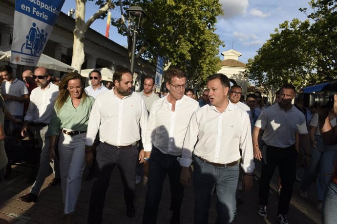 El presidente del PP, Alberto Núñez Feijóo, en su paseo por la Feria de Albacete