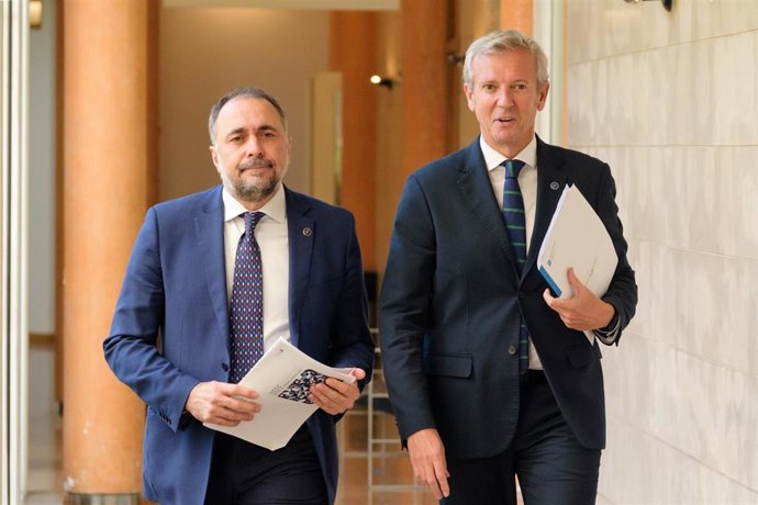 O conselleiro de Sanidade, Julio García Comesaña, xunto ao presidente da Xunta, Alfonso Rueda, antes de comparecer após o Consello da Xunta