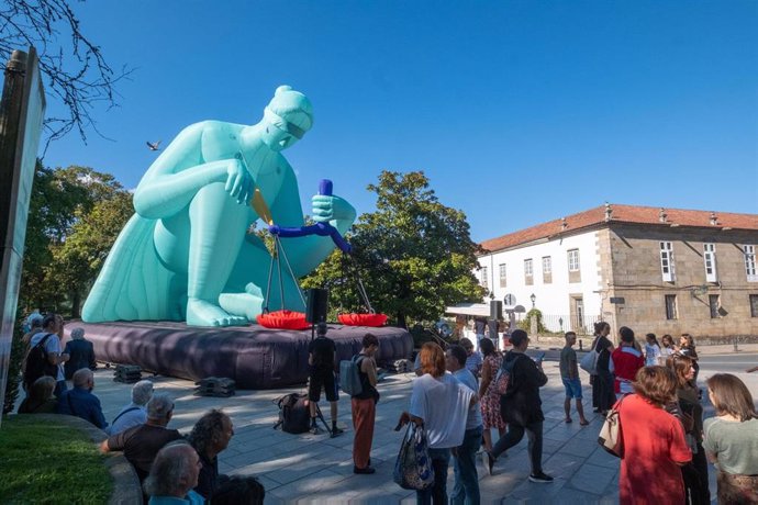 Activistas reclaman con una estatua gigante en Santiago a los gobiernos que exijan a las empresas compromisos "reales" con los derechos humanos