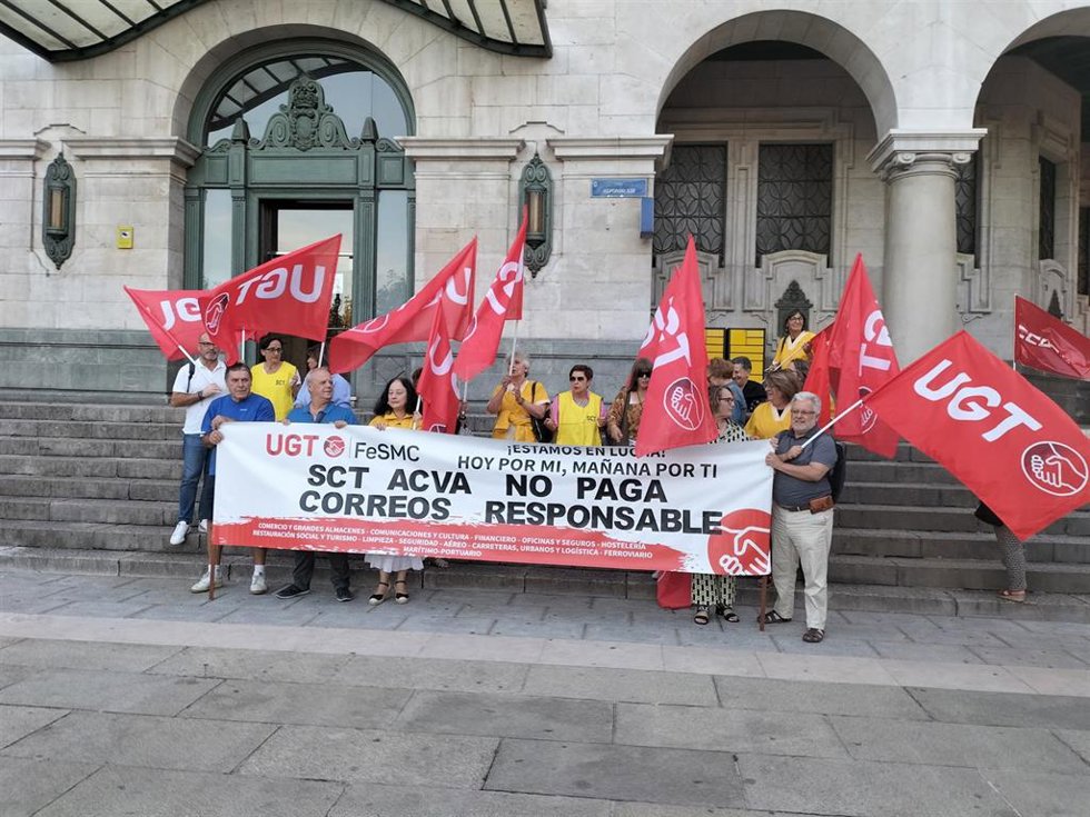 Concentración trabajadoras de la limpieza en Correos