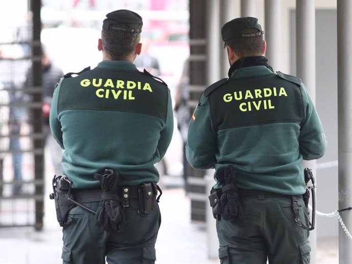 Archivo - Arxiu - Dos agents de la Gurdia Civil 