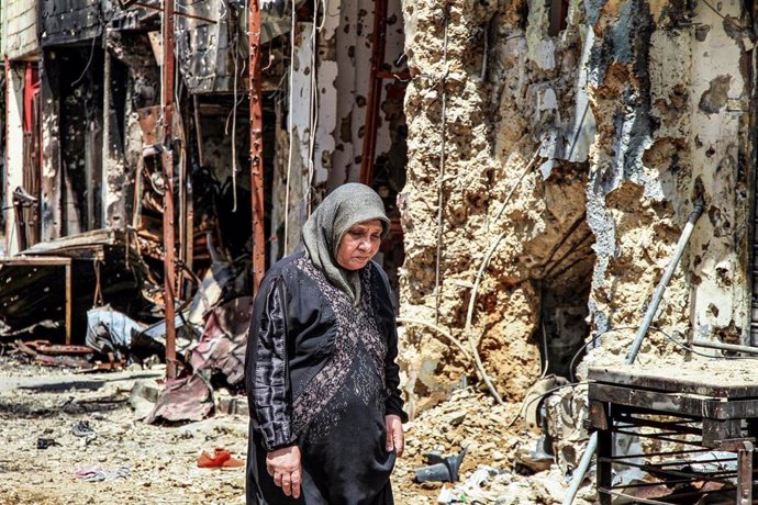 Archivo - Una mujer camina por el campo de refugiados de Ain al Hilwé, en Líbano