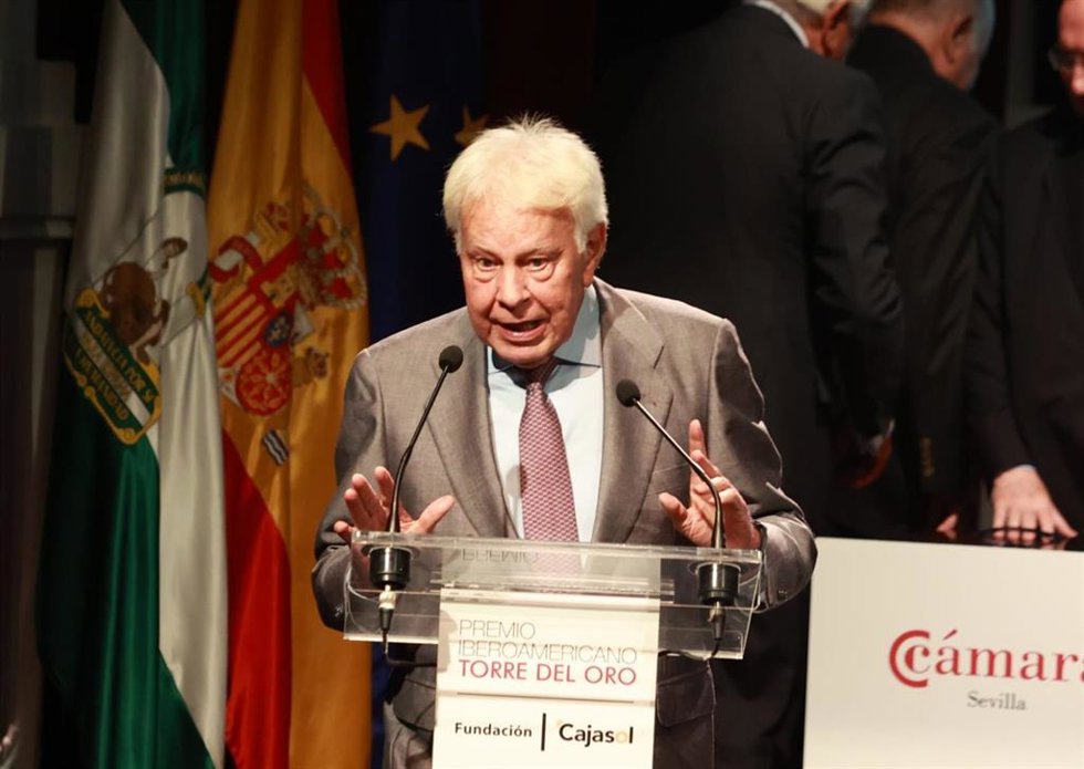 El expresidente del Gobierno Felipe González interviene en el acto tras recibir el V Premio Iberoamericano Torre del Oro en Sevilla.