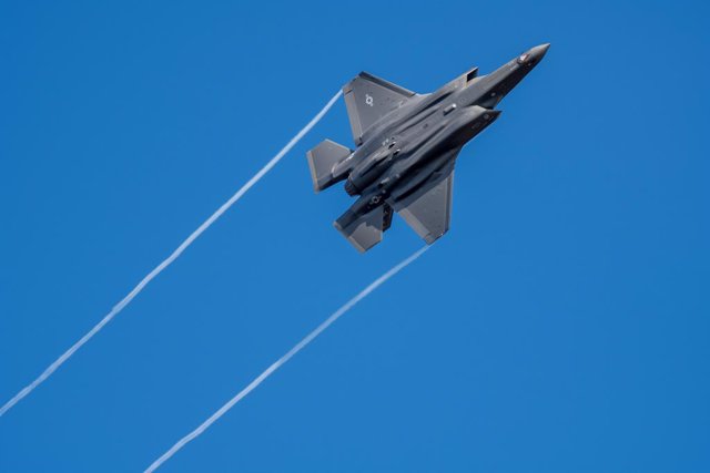Archivo - 23 February 2022, Rhineland-Palatinate, Spangdahlem: A US F-35 jet fighter flies over Germany's Eifel mountain range. The US Armed Forces have already transferred stealth fighter jets to Spangdahlem Air Base a few days ago. Photo: Harald Tittel/